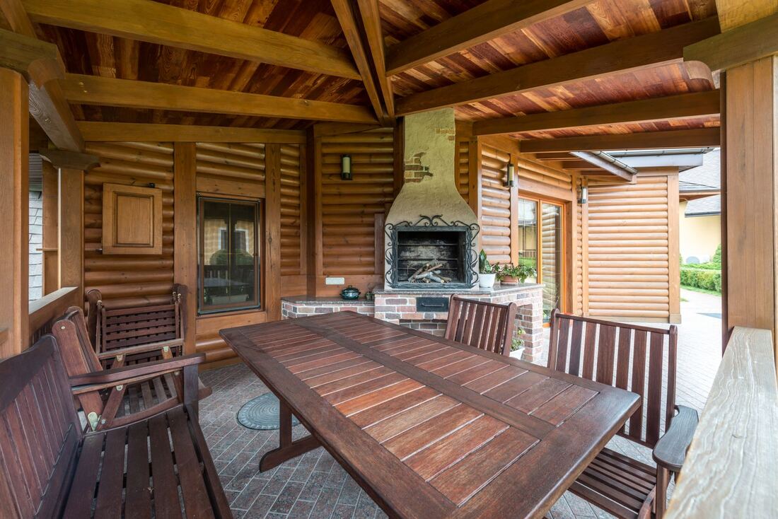 Overdekte veranda met houten balkenconstructie