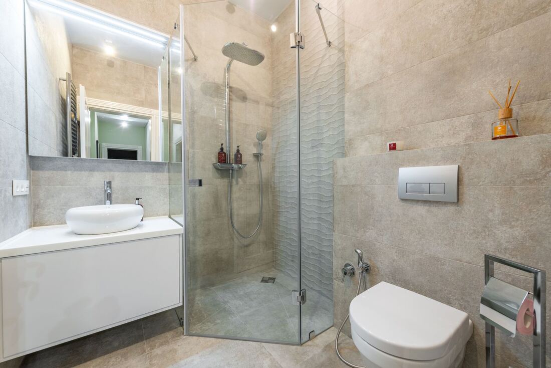 Modern toilet met betegelde wanden